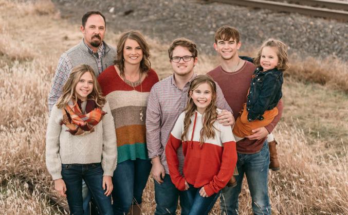 The McGrath family: Scott, Lilian, Lisa, Benton, Lynsi, Jaren, Layci. (Photo by Andrea Rodger Photography)